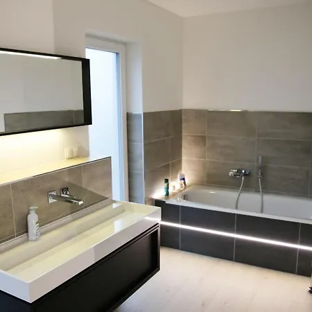 Modernes Mit Kamin, Garten Und Eigener Sauna - Meerfreude Vaschvitz